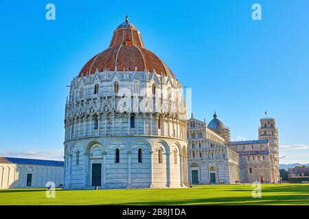 Das Pisa-Baptisterium St. Johannes (italienisch: Battistero di San Giovanni) ist ein röm.-katholisches Kirchengebäude in Pisa, Italien. Mit dem Bau wurde begonnen Stockfoto