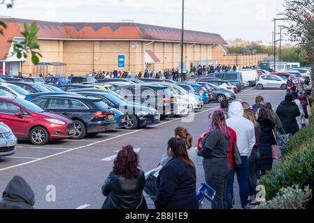 Southend on Sea, Essex, Großbritannien. März 2020. Tesco Extra auf der A127 Prince Avenue, Southend on Sea, hat eine große Anzahl von Käufern angezogen, die eine Warteschlange rund um den Parkplatz erstellt haben, als Reaktion auf die COVID-19 Coronavirus Pandemie. Das Sicherheitspersonal überprüft, ob die Käufer nur in der ersten Stunde des Handels zugelassen werden. Die Menschen stehen eng beieinander und denken wenig an soziale Distanzierung Stockfoto