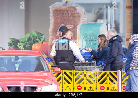 Southend on Sea, Essex, Großbritannien. März 2020. Tesco Extra auf der A127 Prince Avenue, Southend on Sea, hat eine große Anzahl von Käufern angezogen, die eine Warteschlange rund um den Parkplatz erstellt haben, als Reaktion auf die COVID-19 Coronavirus Pandemie. Das Sicherheitspersonal überprüft, ob die Käufer nur in der ersten Stunde des Handels zugelassen werden. Die Menschen stehen eng beieinander und denken wenig an soziale Distanzierung Stockfoto