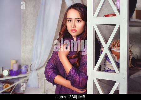 Junges, wunderschönes Mädchen im Studio Stockfoto