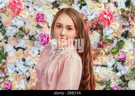 Junges, wunderschönes Mädchen im Studio Stockfoto