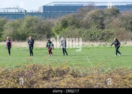 Southend on Sea, Essex, Großbritannien. März 2020. Am letzten Tag der freiwilligen sozialen Distanzierung vor der Sperre für COVID-19 Coronavirus halten sich einige Menschen in einem Park hinter dem Tesco Store fit, während sie die soziale Distanzierung beibehalten Stockfoto