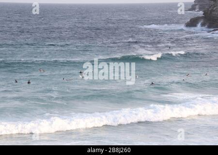 Sydney, Australien. März 2020. Waverley Council hat seine Strände geschlossen, um zu versuchen, große Zusammenkünfte von Menschen aufgrund des Coronavirus (Covid-19) zu verhindern. Bild: Surfer im Meer am Bronte Beach. Kredit: Richard Milnes/Alamy Live News Stockfoto