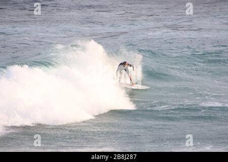 Sydney, Australien. März 2020. Waverley Council hat seine Strände geschlossen, um zu versuchen, große Zusammenkünfte von Menschen aufgrund des Coronavirus (Covid-19) zu verhindern. Bild: Surfer im Meer am Bronte Beach. Kredit: Richard Milnes/Alamy Live News Stockfoto