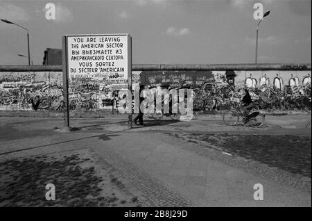 Ein Schild, das auf das Ende des amerikanischen Sektors neben der Berliner Mauer am Potsdamer Platz, West-Berlin hinweist. Die Berliner Mauer war eine von der Deutschen Demokratischen Republik (DDR, Ostdeutschland) am 13. August 1961 errichtete Barriere, die West-Berlin von der umliegenden DDR und von Ost-Berlin völlig abgrenzte. Die Mauer wurde am 9. November 1989 die freie Personenbewegung von Ost nach West erlaubt. Stockfoto