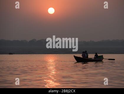 Varanasi auch bekannt als Benares, Banaras oder Kashi ist eine Stadt am Ufer des Flusses Ganges in Uttar Pradesh, Indien, berühmt für die Reue der Toten Stockfoto