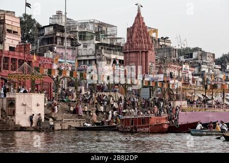 Varanasi auch bekannt als Benares, Banaras oder Kashi ist eine Stadt am Ufer des Flusses Ganges in Uttar Pradesh, Indien, berühmt für die Reue der Toten Stockfoto