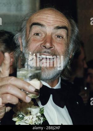 Der legendäre schottische Filmschauspieler Sir Sean Connery, im Edinburgh Press Club während einer Funktion zu Ehren seiner Arbeit in der Filmindustrie abgebildet. Connery wurde im schottischen Edinburgh geboren und war ein gefeierter Hollywood-Star, der sich in den 1960er Jahren den Namen machte, der die Hauptrolle in einer Reihe von James-Bond-Filmen spielte. Er war ein engagierter Nationalist, der der Scottish National Party große Summen Geld spendete. Stockfoto