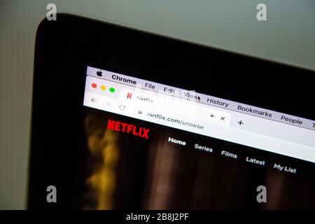 22. März 2020 - Netflix nimmt gemessen, um den Netzwerkverkehr zu verringern, während sich die Menschen während des Ausbruchs und der Sperrung des Coronavirus an VoD und Streaming-Dienste wenden Stockfoto