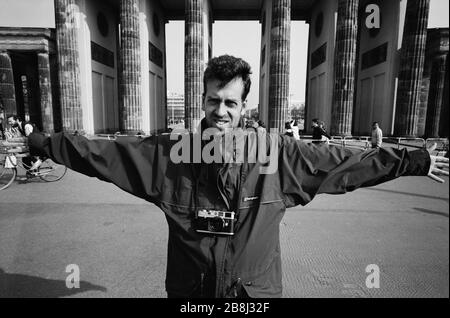 Fotograf Colin McPherson neben dem Brandenburger Tor, zwei Jahre nach dem Fall der Berliner Mauer. Die Berliner Mauer war eine von der Deutschen Demokratischen Republik (DDR, Ostdeutschland) am 13. August 1961 errichtete Barriere, die West-Berlin von der umliegenden DDR und von Ost-Berlin völlig abgrenzte. Die Mauer wurde am 9. November 1989 die freie Personenbewegung von Ost nach West erlaubt. Stockfoto