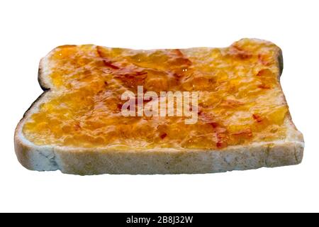Marmalade auf einer Scheibe Toast auf einem isolierten weißen Hintergrund mit einem Beschneidungspfad Stockfoto