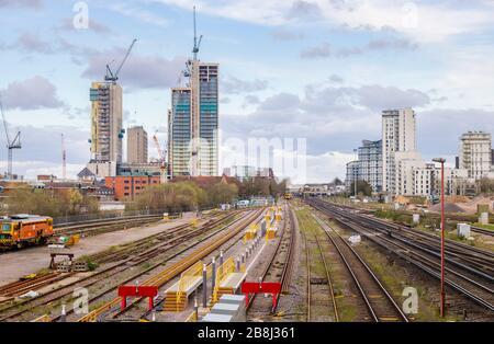Blick auf die Bahngleise Richtung Woking und das neue Skyline High Rise gemischte Nutzung Victoria Square in Bau in der Innenstadt Stockfoto
