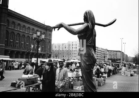 Ein Straßenmarkt im Zentrum des ehemaligen Ostberliner. Die Berliner Mauer war eine von der Deutschen Demokratischen Republik (DDR, Ostdeutschland) am 13. August 1961 errichtete Barriere, die West-Berlin von der umliegenden DDR und von Ost-Berlin völlig abgrenzte. Die Mauer wurde am 9. November 1989 die freie Personenbewegung von Ost nach West erlaubt. Stockfoto