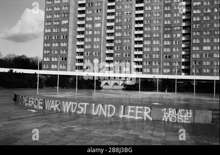 Hochhäuser und Graffiti in der Lenin-Allee im ehemaligen Ost-Berlin. Die Berliner Mauer war eine von der Deutschen Demokratischen Republik (DDR, Ostdeutschland) am 13. August 1961 errichtete Barriere, die West-Berlin von der umliegenden DDR und von Ost-Berlin völlig abgrenzte. Die Mauer wurde am 9. November 1989 die freie Personenbewegung von Ost nach West erlaubt. Stockfoto