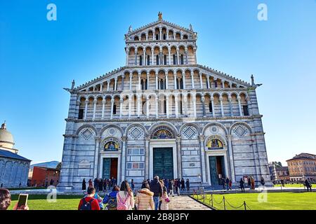 Die Piazza dei Miracoli (Platz der Wunder), formal bekannt als Piazza del Duomo (Domplatz), ist ein ummauertes 8,87 Hektar großes Gebiet in Pisa, TU Stockfoto