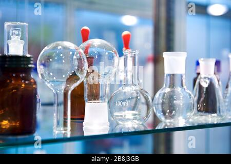 Glaskolben in einem chemischen Labor Stockfoto