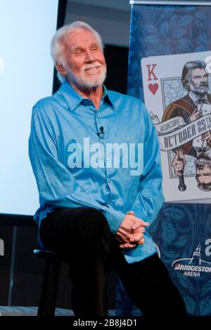 ***DATEIFOTO*** Kenny Rogers ist mit 81 vergangen. 20. März 2020 - Kenny Rogers, dessen legendäre Musikkarriere fast sechs Jahrzehnte umfasste, ist im Alter von 81 Jahren gestorben. Rogers wurde 2013 in die Country Music Hall of Fame aufgenommen." Er hatte 24 Nummer-1-Hits und durch seine Karriere allein in den USA mehr als 50 Millionen verkaufte Alben. Er war sechsfacher Gewinner des Country Music Awards und dreifacher Grammy-Award-Gewinner. Einige seiner Hits waren "Lady", "Lucille", "We've Got Tonight", "Islands in the Stream" und "Through the Years". Sein Lied "The Gambler" aus dem Jahr 1978 inspirierte mehrere Fernsehfilme, mit Rogers als The Stockfoto