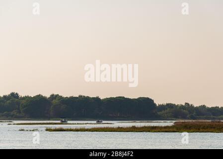 Strandlandschaft in der Lagune von Bibione Pineda an einem frühen septembertag, provinz venedig Stockfoto