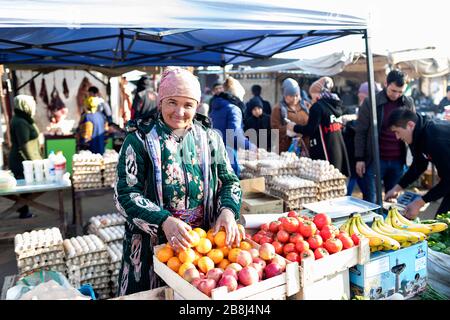 Frau, die auf dem Markt Obst verkauft, Khiva, Usbekistan Stockfoto