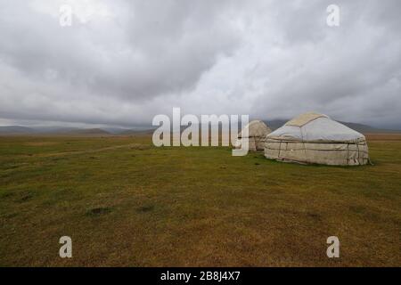 Der Magic Alpine Song Kul See liegt auf einer Höhe von 3016 m in Kirgisistan. Lakeside sind ein Ort der Weidehaltung von Pferden durch Kirgisen Einheimische Stockfoto