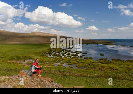 Der Magic Alpine Song Kul See liegt auf einer Höhe von 3016 m in Kirgisistan. Lakeside sind ein Ort der Weidehaltung von Pferden durch Kirgisen Einheimische Stockfoto