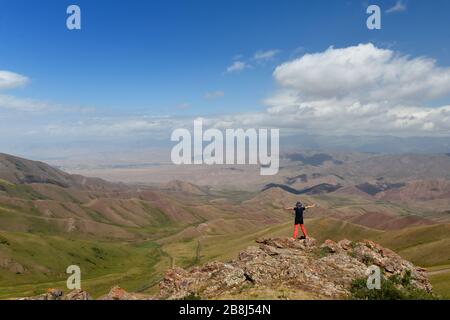 Der Magic Alpine Song Kul See liegt auf einer Höhe von 3016 m in Kirgisistan. Lakeside sind ein Ort der Weidehaltung von Pferden durch Kirgisen Einheimische Stockfoto