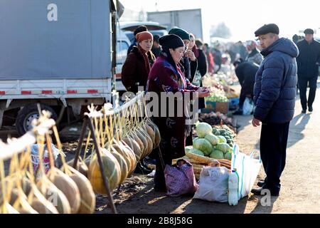 Morgenszene, Frau, die Obst und Gemüse auf dem Straßenmarkt, Khiva, Usbekistan, verkauft Stockfoto