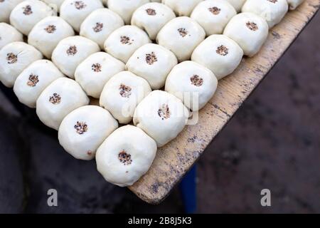 Kasachische oder usbekische hausgemachte Knödel mit Fleisch auf dem Tisch in der Nähe. Straßenmarkt, Khiva, Usbekistan Stockfoto