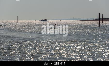 Strandlandschaft in der Lagune von Bibione Pineda an einem frühen septembertag, provinz venedig Stockfoto