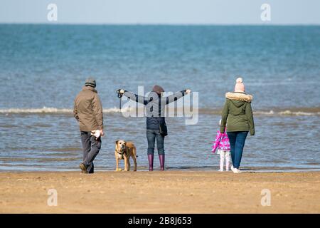 Southport, Merseyside, Großbritannien. März 2020. Die Menschen genießen frische Luft und soziale Distanzierung, während sie die schöne Frühlingssonne genießen, die entlang der Küstenlinie des Southport Beach in Merseyside herrscht. Credit: Cernan Elias/Alamy Live News Stockfoto