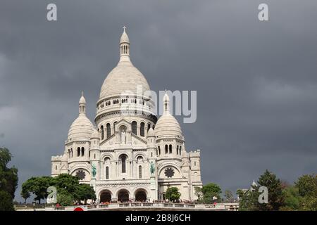 Sacre-Coeur in Montmartre, Paris an einem bewölkten Tag Stockfoto