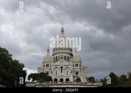 Sacre-Coeur in Paris, Frankreich an einem bewölkten Tag Stockfoto