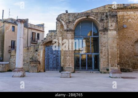 Überreste der mittelalterlichen Mutterkirche, die unserer Lieben Frau von Engeln gewidmet ist und vermutlich über einer Moschee und einem Venustempel in Salemi, Sizilien, Italien erbaut wurde Stockfoto