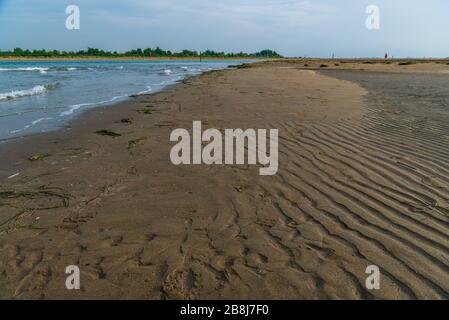 Strandlandschaft in der Lagune von Bibione Pineda an einem frühen septembertag, provinz venedig Stockfoto