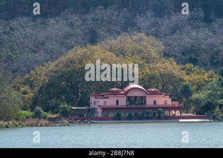 Jogi Mahal oder Palast in der Nähe von Padam Talao oder See im Ranthammore National Park oder Tiger Reserve, rajasthan, indien Stockfoto