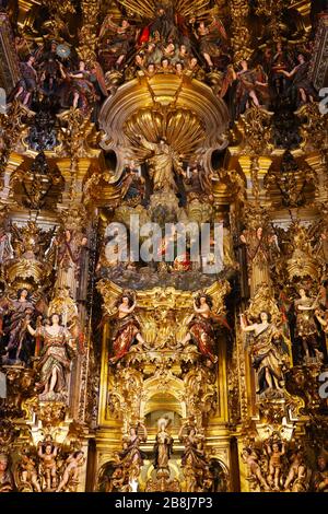 Goldene Dekoration mit Figuren hinter dem Altaraufsatz der Kirche El Divino Salvador in Sevilla, Spanien Stockfoto