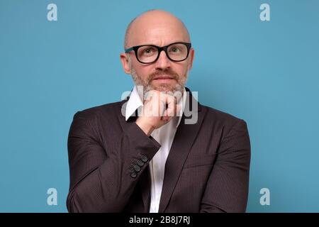 Schöne und selbstbewusste Frau mittleren Alters lächelt in die Kamera Stockfoto