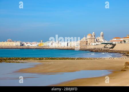 Stadtbild von Cadiz mit Kathedrale und Strand Stockfoto