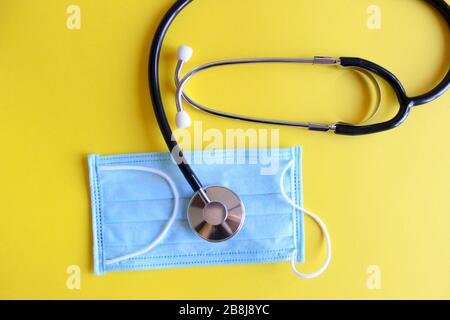 Schwarzes Stethoskop von oben auf gelbem Hintergrund. Für Check Heart oder Health Check-up Konzept Stockfoto