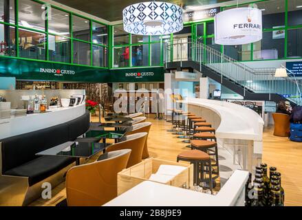 Der Flughafen Linate, Mailand, Lombardei, Italien, Europa - Ferrari Spazio Bollicine ist von dem Wunsch inspiriert, den Wein Trento Doc in die Symbole zu bringen. Stockfoto