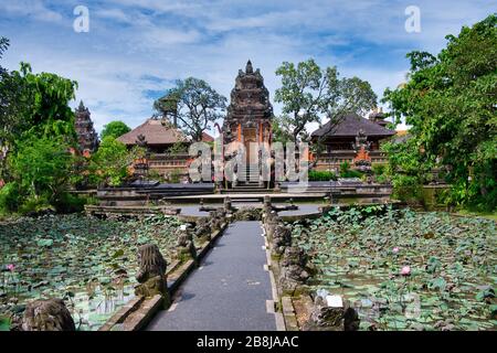 Lotusteich und Pura Saraswati-Tempel (Ubud Water Palace) in Ubud, Bali, Indonesien. Stockfoto