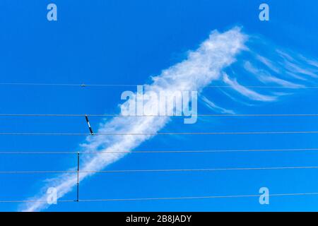 Abstraktes Bild von Sommerwolken mit ungewöhnlicher Form, gegen klaren blauen Himmel, mit Stromleitungen im Vordergrund. Kanazawa, Präfektur Ishikawa, Japan Stockfoto