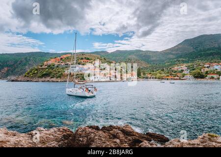 Segelboot in der Bucht von Assos Dorf, Kefalonia. Sommertourismus Urlaub Bootstour durch Griechenland Inseln Stockfoto