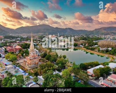 Luftansicht Mit Drone. Wat Chalong oder Chalong Tempel in Pagode Phuket Thailand. Öffentlicher Platz. Dronenfoto. Stockfoto