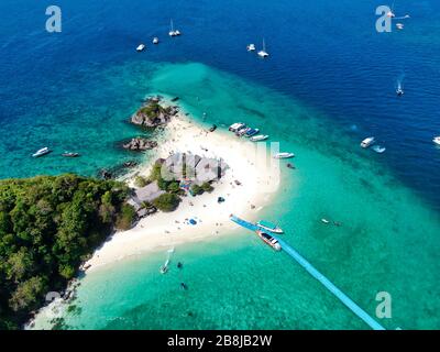 Luftansicht Mit Drone. Insel Khai Nai, Phuket, Thailand. Schöne tropische Insel mit weißem Sandstrand und türkisfarbenem klarem Wasser. Stockfoto