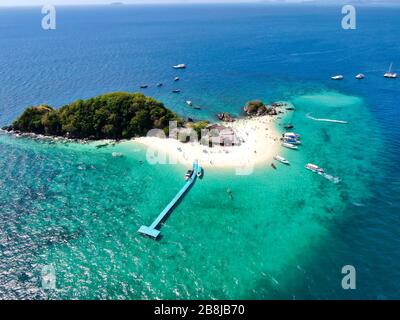 Luftansicht Mit Drone. Insel Khai Nai, Phuket, Thailand. Schöne tropische Insel mit weißem Sandstrand und türkisfarbenem klarem Wasser. Stockfoto