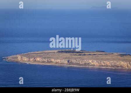 Leuchtturm am Kap San Vito vom Berg Cofano im Naturreservat Monte Cofano in der Provinz Trapani auf der Insel Sizilien in Italien Stockfoto