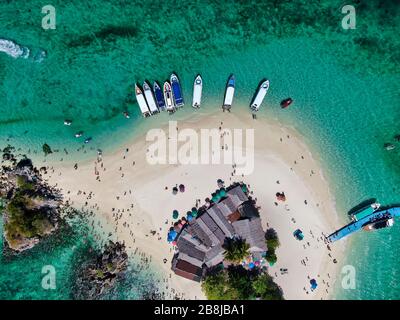 Luftansicht Mit Drone. Insel Khai Nai, Phuket, Thailand. Schöne tropische Insel mit weißem Sandstrand und türkisfarbenem klarem Wasser. Stockfoto