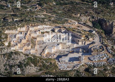 Steinbruch vom Berg Cofano im Naturreservat Monte Cofano in der Provinz Trapani auf der Insel Sizilien in Italien Stockfoto