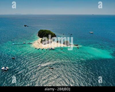 Luftansicht Mit Drone. Insel Khai Nai, Phuket, Thailand. Schöne tropische Insel mit weißem Sandstrand und türkisfarbenem klarem Wasser. Stockfoto